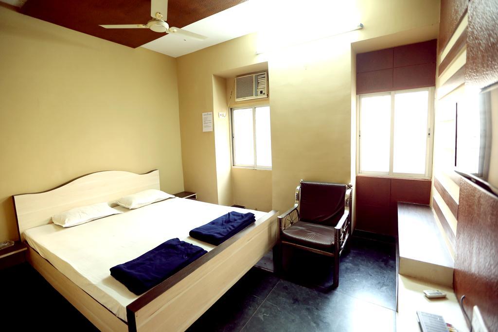 Central Guest House Kolkata Bagian luar foto