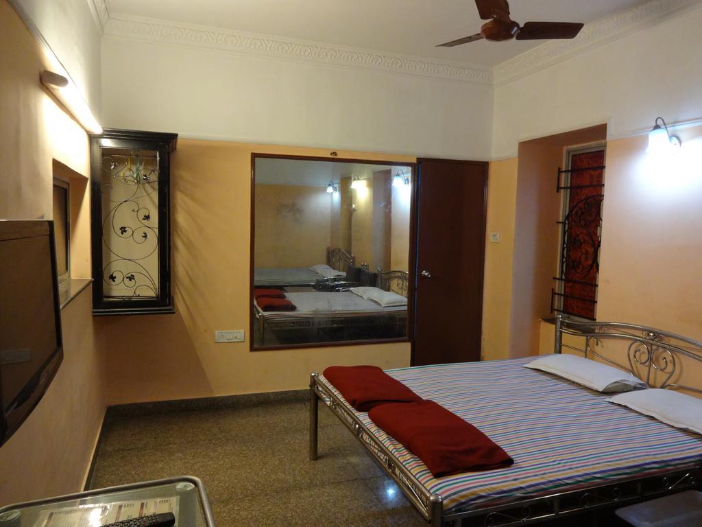Central Guest House Kolkata Bagian luar foto